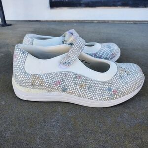 Drew Rose Snakeskin White Leather Flowered Mary Janes Shoes Women Size 7.5